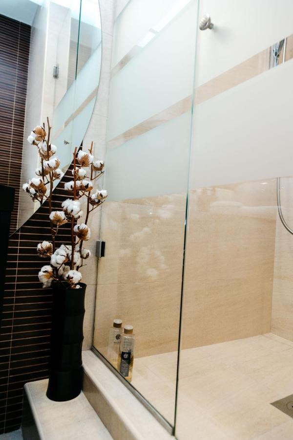 Rosewood Apartment *